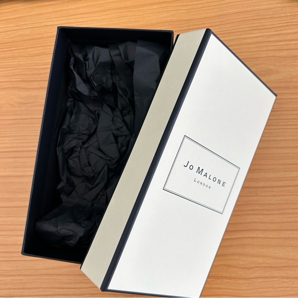 Jo Malone Box and Holiday Shopping Bag - Picture 3 of 11